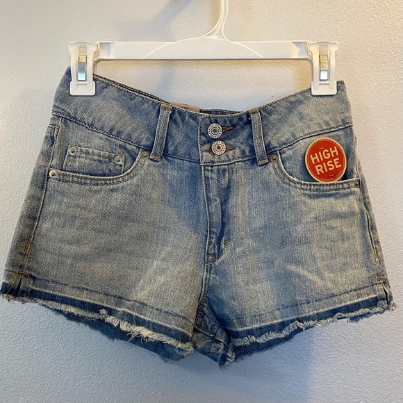 Levi’s High Rise Frayed Shorts in Faded Denim - Picture 5 of 10